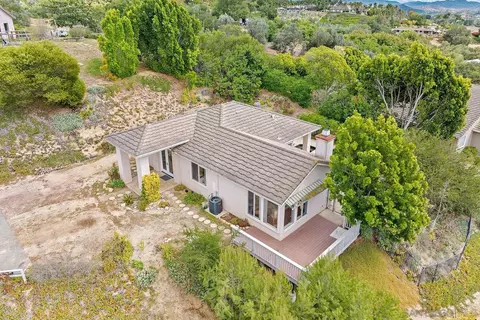 View/Area - 2557 Live Oak Park Rd, Fallbrook, CA 92028 photo 6 of 9