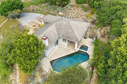 View/Area - 2557 Live Oak Park Rd, Fallbrook, CA 92028 photo 4 of 9