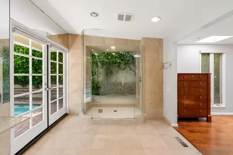 Bath - 2326 Rue Adriane, La Jolla, CA 92037 photo 2 of 5