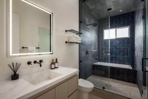 Bath - 5140 Los Robles Dr, Carlsbad, CA 92008 photo 3 of 6