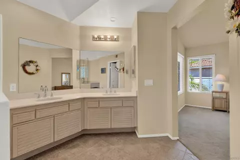 Bath - 13614 Quiet Hls, Poway, CA 92064 photo 2 of 7
