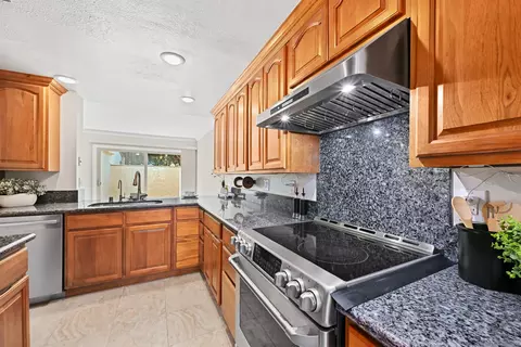 Kitchen - 8745 Caminito Sueno, La Jolla, CA 92037 photo 5 of 7