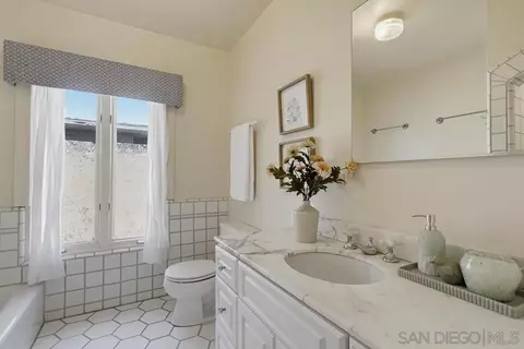 Bath - 4263 Hawk St, San Diego, CA 92103 photo 2 of 6