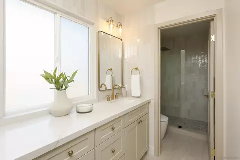 Bath - 1705 Hawk View Dr, Encinitas, CA 92024 photo 2 of 3