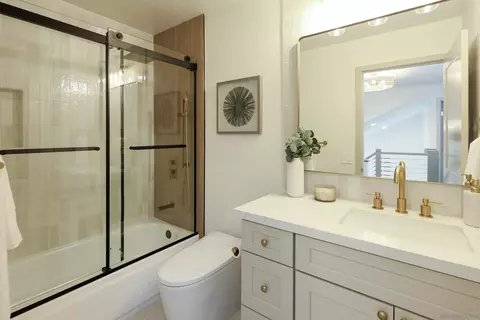 Bath - 1705 Hawk View Dr, Encinitas, CA 92024 photo 3 of 3