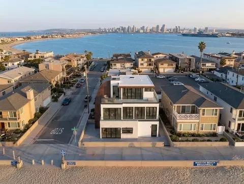 701 W Sunset Ct, San Diego, CA 92109