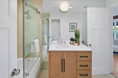 Bath - 211 Ocean St, Solana Beach, CA 92075 photo 3 of 4