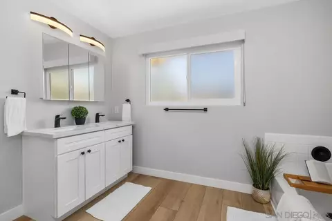 Bath - 13309 Lakeview Way, Lakeside, CA 92040 photo 2 of 3