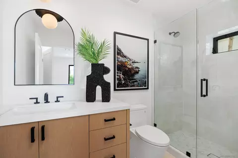 Bath - 7554 Cabrillo Ave, La Jolla, CA 92037 photo 2 of 3