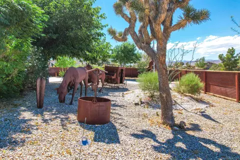 Exterior - 60291 La Mirada Trl, Joshua Tree, CA 92252 photo 9 of 28