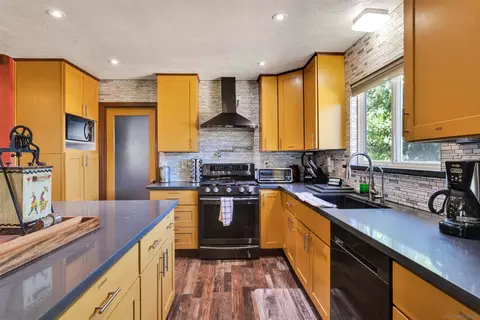 Kitchen - 60291 La Mirada Trl, Joshua Tree, CA 92252 photo 3 of 4
