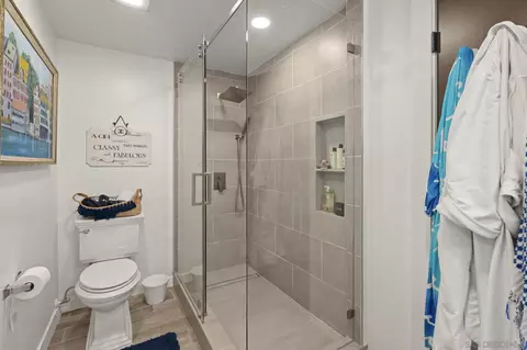Bath - 404 Bonair St, La Jolla, CA 92037 photo 2 of 4