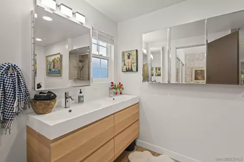 Bath - 404 Bonair St, La Jolla, CA 92037 photo 1 of 4