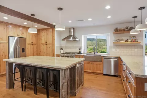 Kitchen - 24922 Terreno Dr, Temecula, CA 92590 photo 4 of 5