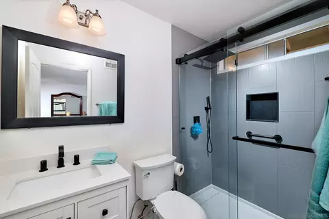 Bath - 14958 La Manda, Poway, CA 92064 photo 2 of 3