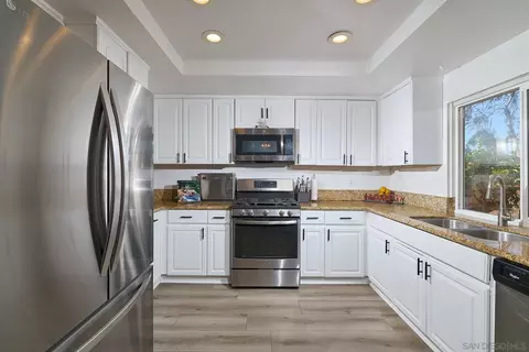 Kitchen - 14958 La Manda, Poway, CA 92064 photo 2 of 2