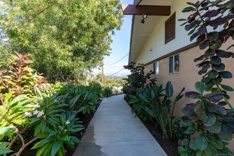 Exterior - 732 Hamilton Ln, Fallbrook, CA 92028 photo 3 of 9