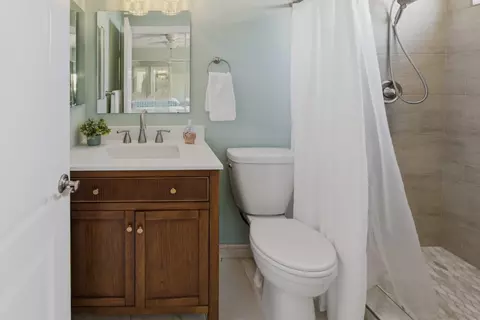 Bath - 13650 Ahwahnee Way, Poway, CA 92064 photo 2 of 2