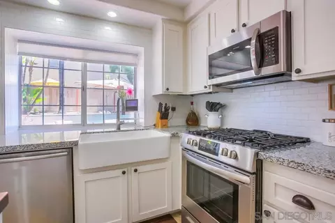 Kitchen - 473 Avenida Canora, Oceanside, CA 92057 photo 4 of 7