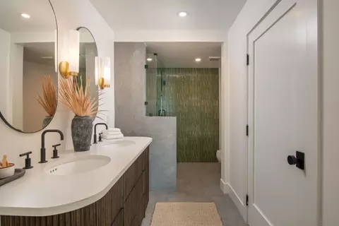 Bath - 3940 Gresham St #251, San Diego, CA 92109 photo 2 of 4