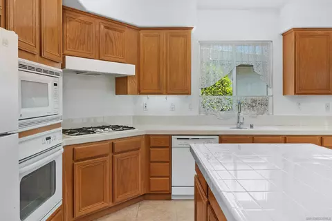 Kitchen - 31305 Gleneagles, Temecula, CA 92591 photo 2 of 4