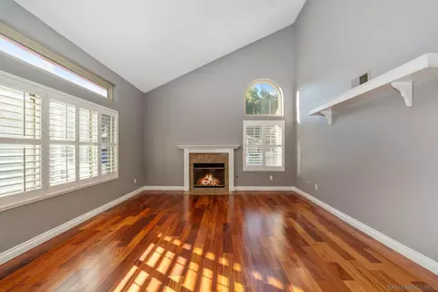 Living - 10117 Diamond Head Ct, Spring Valley, CA 91977 photo 2 of 5