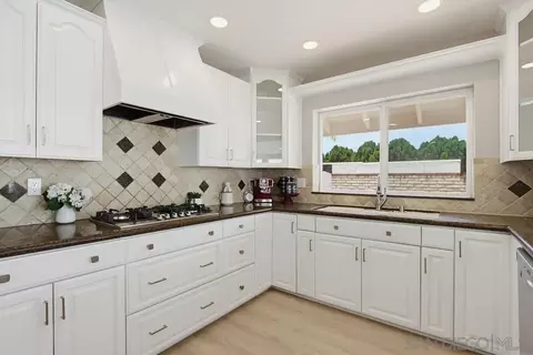 Kitchen - 308 Leeann Ln, Encinitas, CA 92024 photo 2 of 7