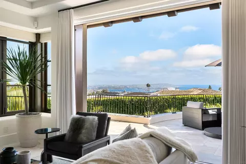 Living - 5833 Rutgers Rd, La Jolla, CA 92037 photo 4 of 6