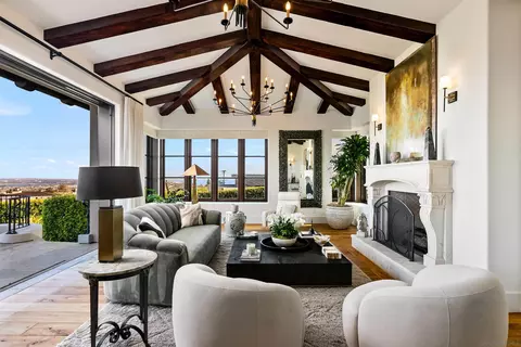Living - 5833 Rutgers Rd, La Jolla, CA 92037 photo 3 of 6