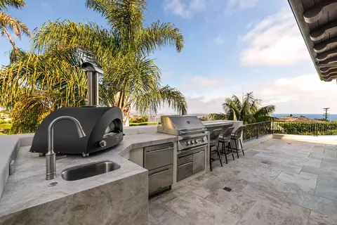Kitchen - 5833 Rutgers Rd, La Jolla, CA 92037 photo 4 of 4