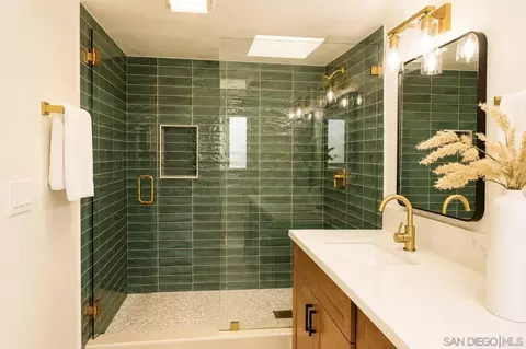 Bath - 16716 Martincoit Rd, Poway, CA 92064 photo 2 of 4