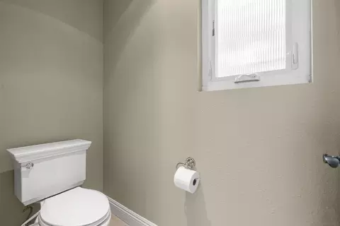 Bath - 1315 Macadamia Dr, Fallbrook, CA 92028 photo 5 of 8