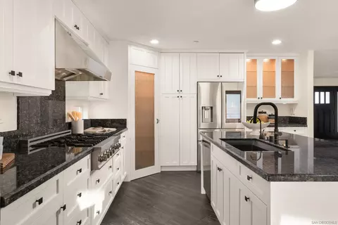 Kitchen - 2002 Pointe Pkwy, Spring Valley, CA 91978 photo 5 of 6