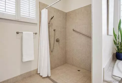 Bath - 1550 Knoll Park Ln, Fallbrook, CA 92028 photo 3 of 5