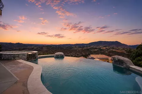 Exterior - 1550 Knoll Park Ln, Fallbrook, CA 92028 photo 4 of 18