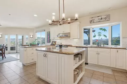Kitchen - 1550 Knoll Park Ln, Fallbrook, CA 92028 photo 7 of 8