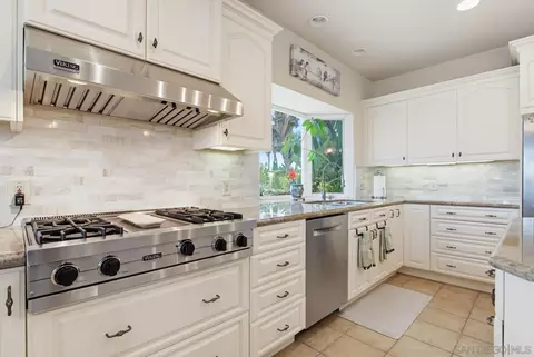 Kitchen - 1550 Knoll Park Ln, Fallbrook, CA 92028 photo 3 of 8