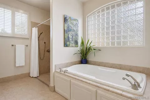 Bath - 1550 Knoll Park Ln, Fallbrook, CA 92028 photo 2 of 5