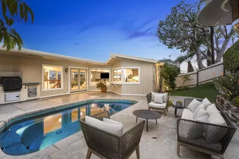 Exterior - 5567 Calumet Ave, La Jolla, CA 92037 photo 6 of 8