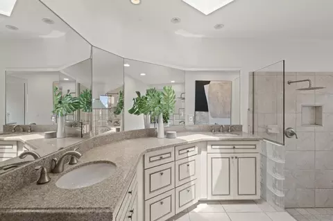 Bath - 5567 Calumet Ave, La Jolla, CA 92037 photo 1 of 1