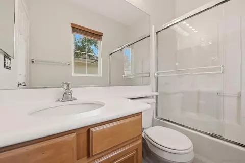 Bath - 1499 Enchante Way, Oceanside, CA 92056 photo 6 of 6