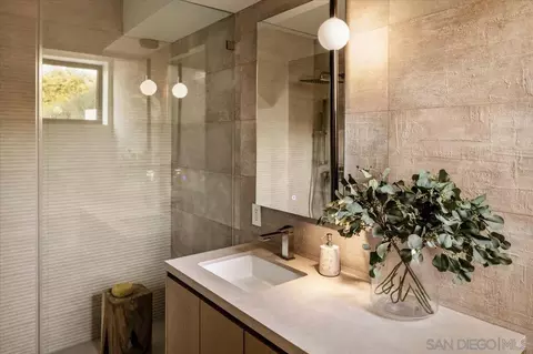 Bath - 29623 Cuthbert Rd, Malibu, CA 90265 photo 5 of 5