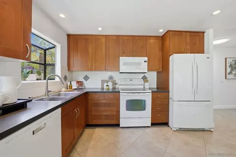 Kitchen - 2007 Park Dl, Encinitas, CA 92024 photo 4 of 4