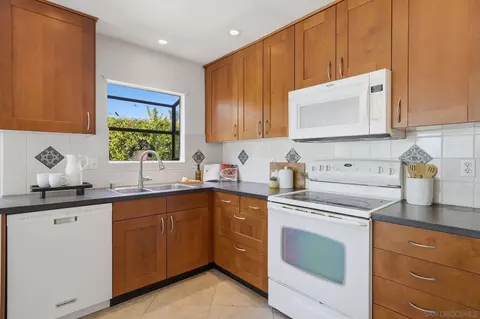 Kitchen - 2007 Park Dl, Encinitas, CA 92024 photo 3 of 4
