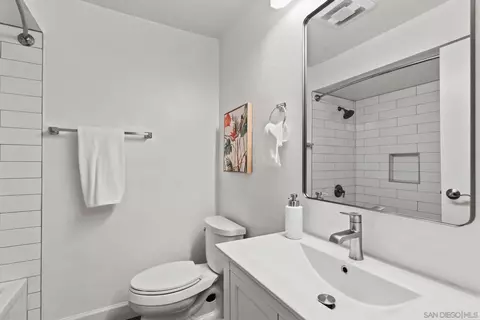 Bath - 13754 Mango Dr #103, Del Mar, CA 92014 photo 1 of 2