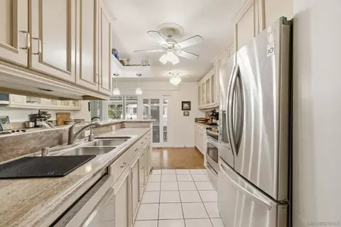 Kitchen - 2364 Torrey Pines Rd #38, La Jolla, CA 92037 photo 6 of 7