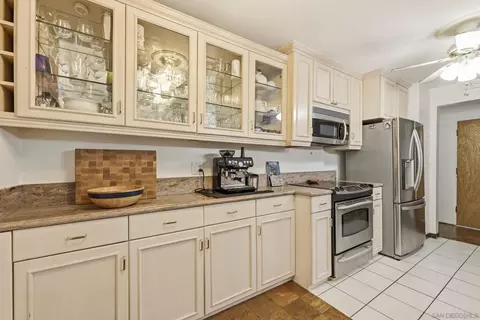 Kitchen - 2364 Torrey Pines Rd #38, La Jolla, CA 92037 photo 3 of 7