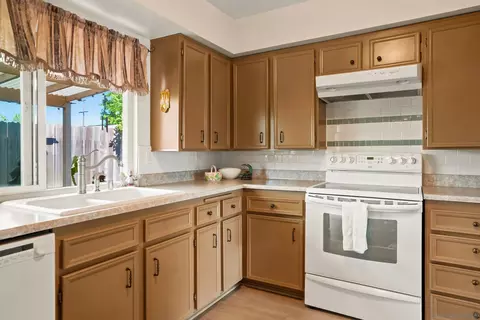 Kitchen - 833 W Chase, El Cajon, CA 92020 photo 3 of 3