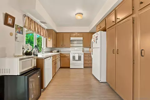 Kitchen - 833 W Chase, El Cajon, CA 92020 photo 2 of 3