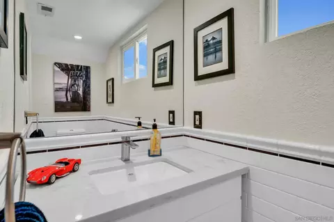 Bath - 255 Daisy Ave, Imperial Beach, CA 91932 photo 2 of 3